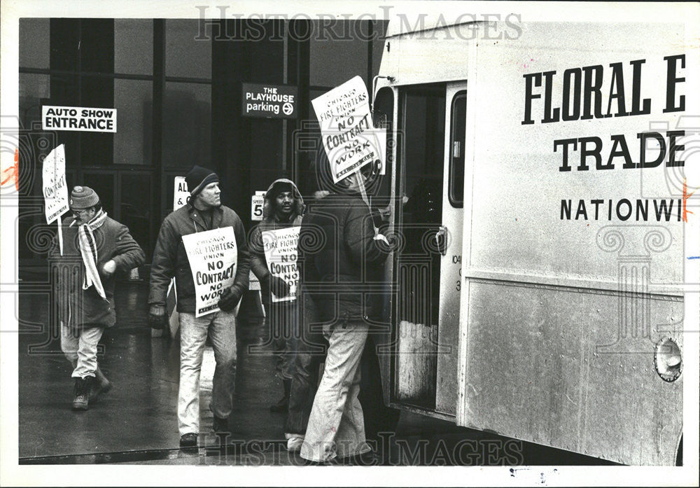 1980 Press Photo Striking fire fighters picketing in front of McCormick Place. - Historic Images