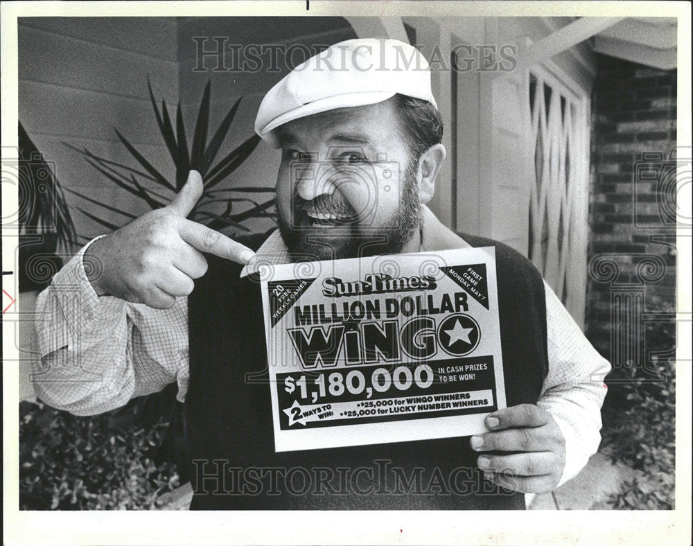 1984 Press Photo Dom De Luise demonstrate the proper way to hold a Wingo card. - Historic Images