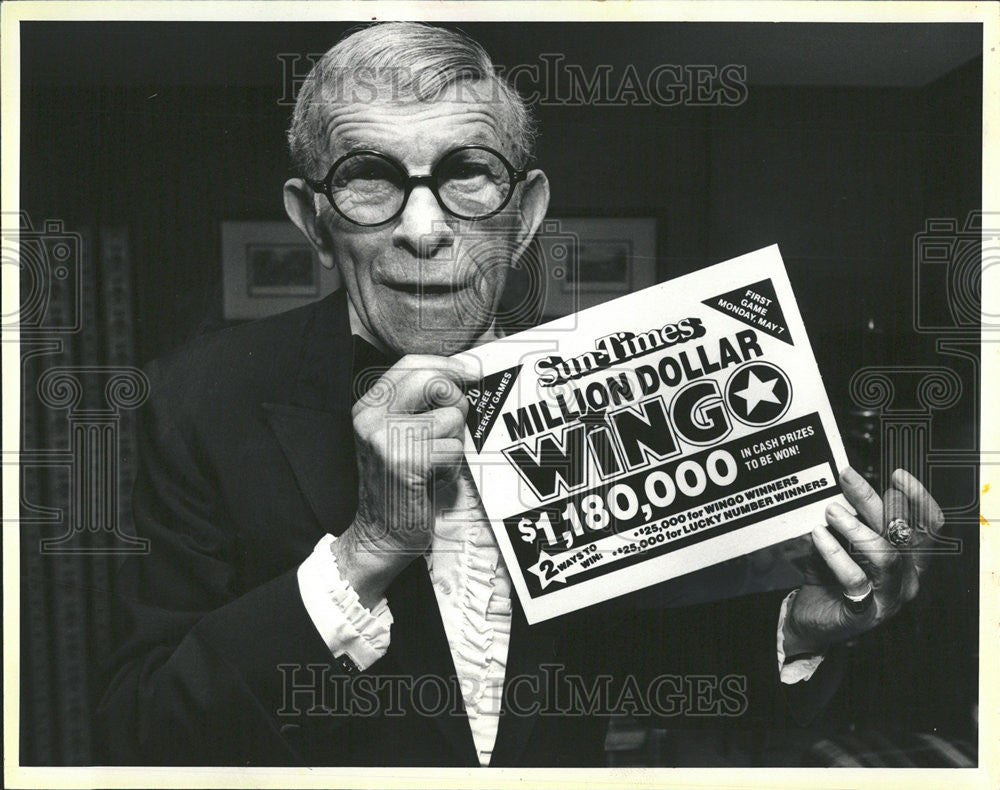 1984 Press Photo Actor Comedian George Burns Holds Wingo Card Show Arie Crown - Historic Images