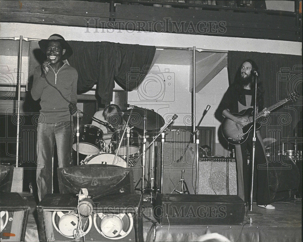 1971 Press Photo Charlie Souza Bacchus Dancing Stage Bass Player - Historic Images