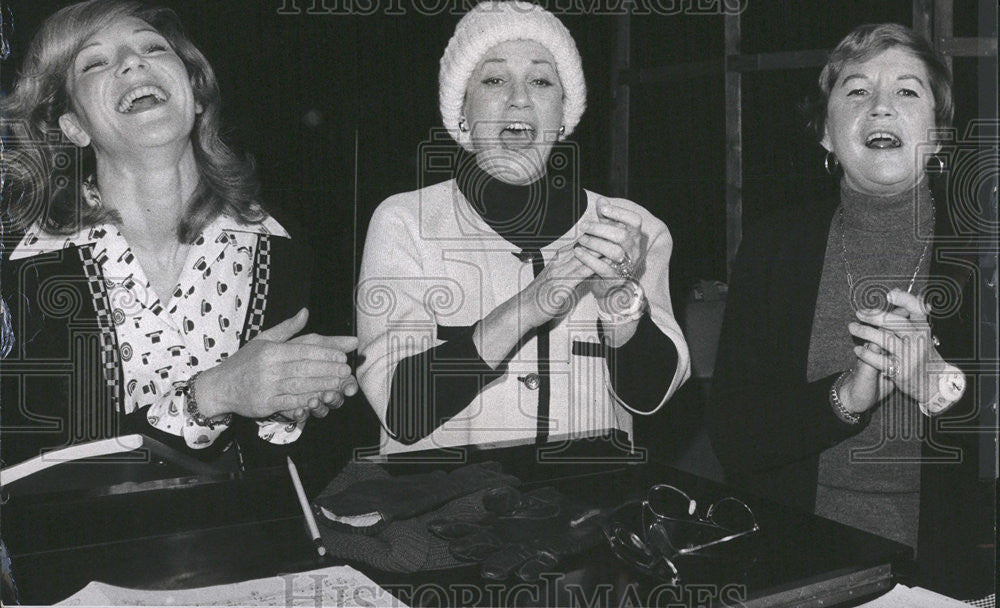 1985 Press Photo Patty and Maxene Andrew and Janice Sell Rehearse in New York - Historic Images