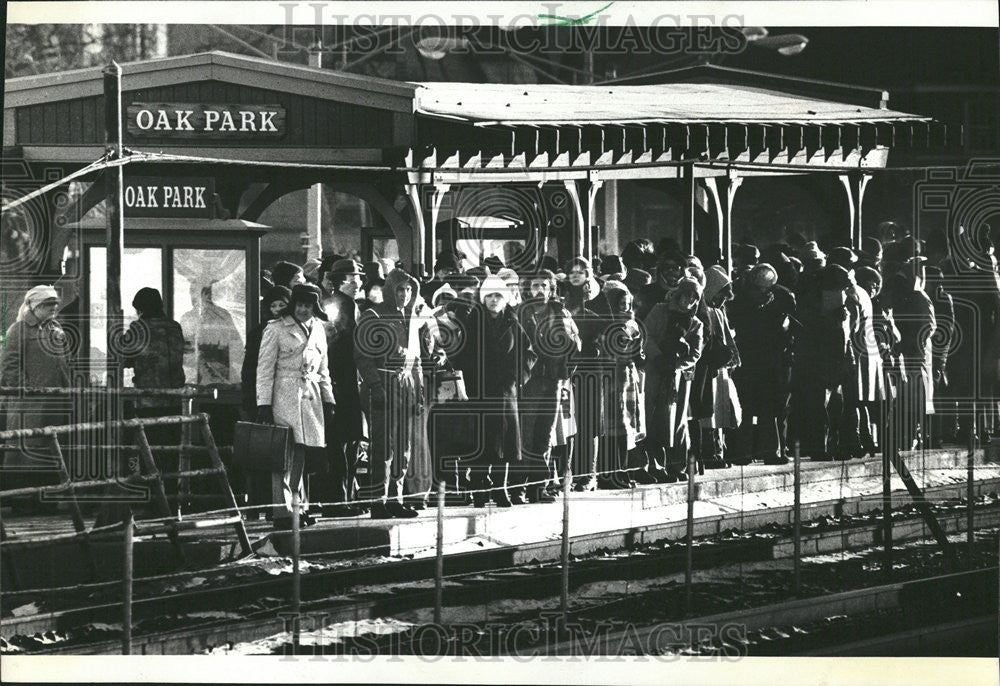 1979 Press Photo Chicago Northwestern Train Marion Stop Oak park CTA Passengers - Historic Images