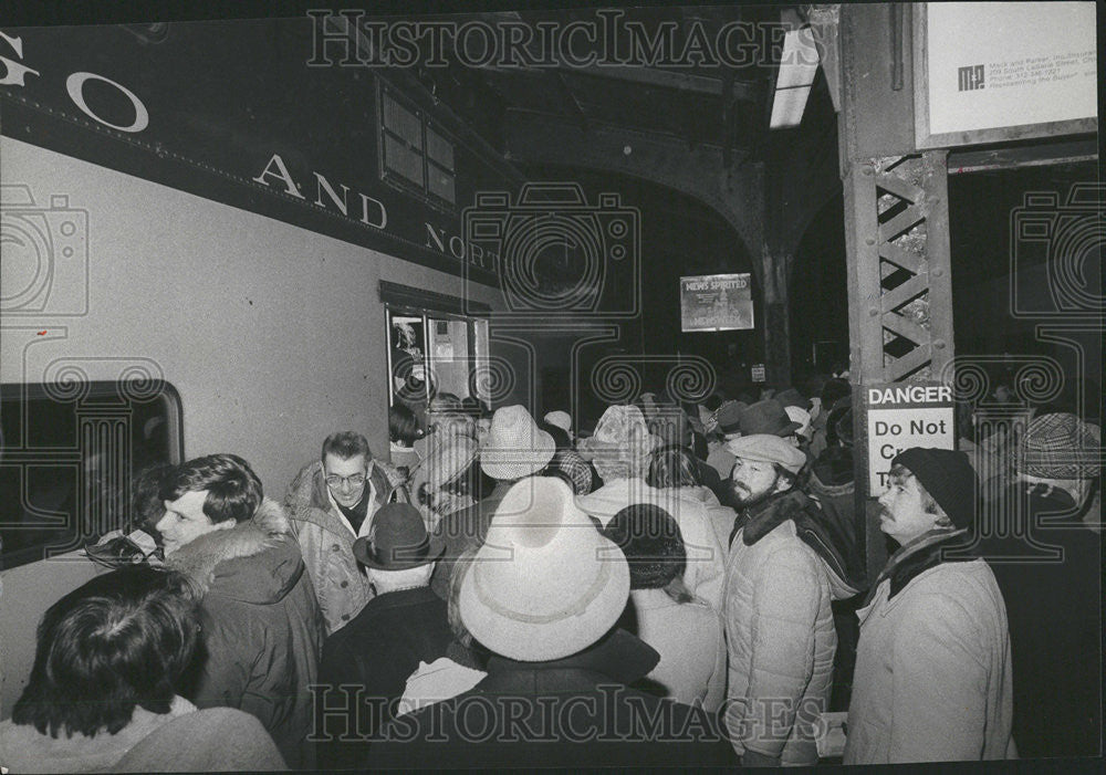 1979 Press Photo Coming and Going Commuters Encountered Long Lines to Board - Historic Images