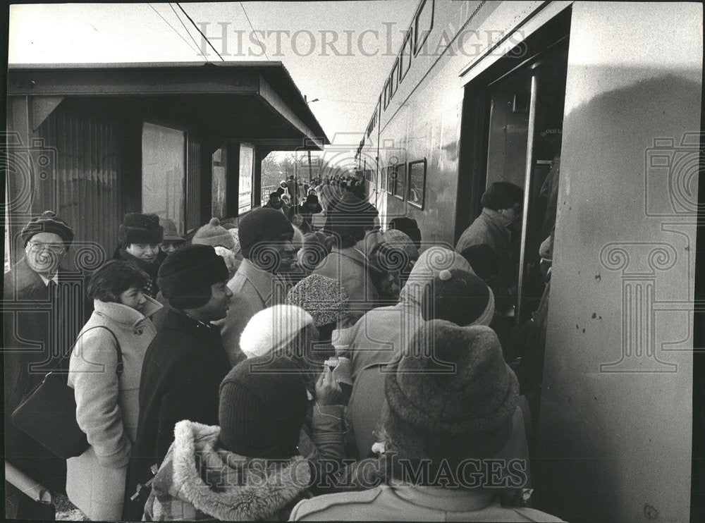 1979 Press Photo Commuters pack into Chicago and North Western train at Rogers - Historic Images