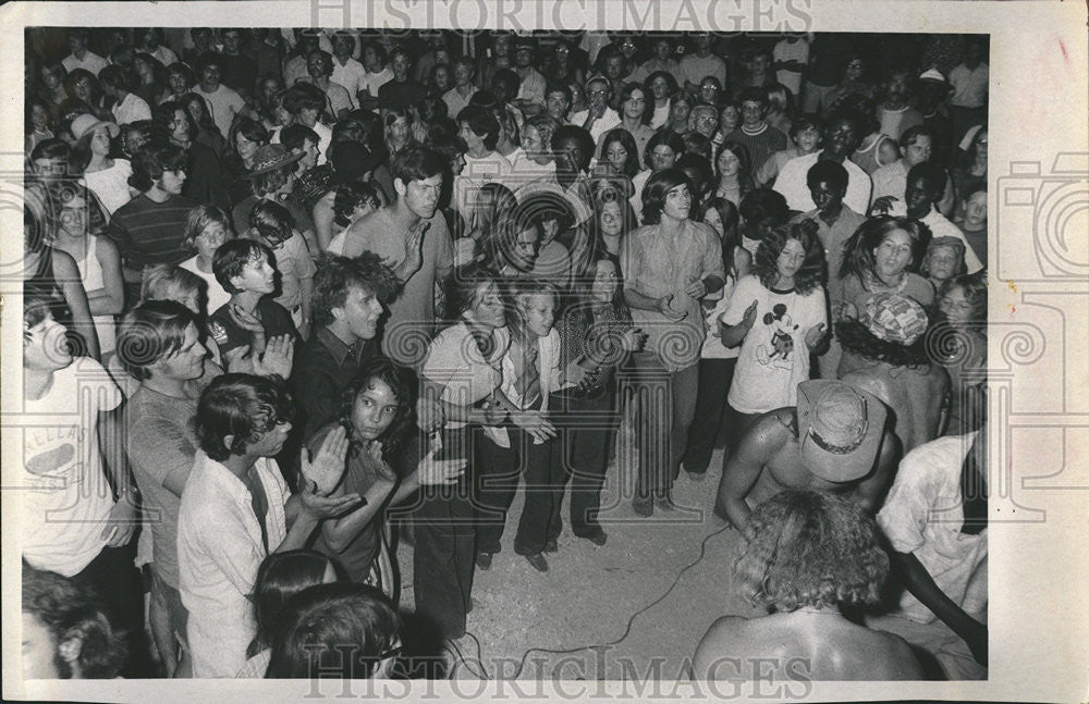 1971 Press Photo Hundreds Rock Music Fans Clap During Free Concert Williams Park - Historic Images