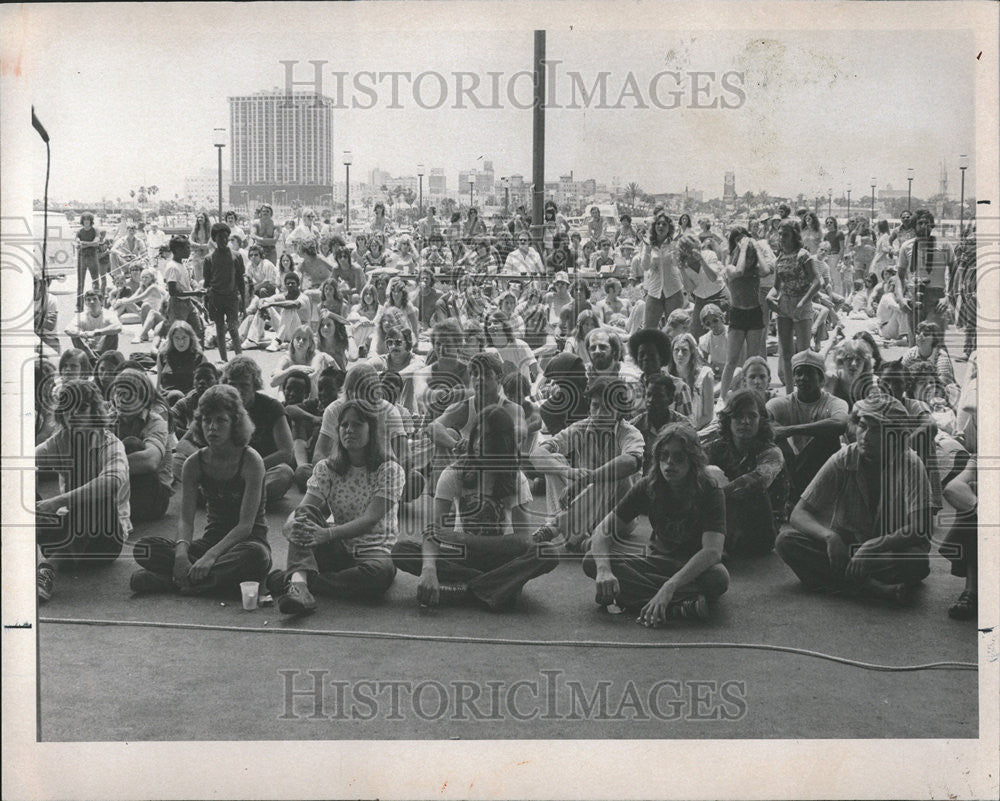 1976 Press Photo 100 rock fans pile up at The Andrews Brothers Band concert. - Historic Images