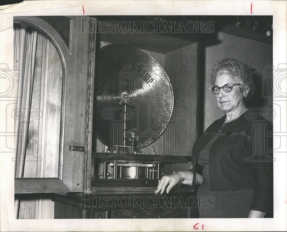 1964 Press Photo MRS JOHN MILES BESIDE MUSIC BOX MUSICAL INSTRUMENT - Historic Images