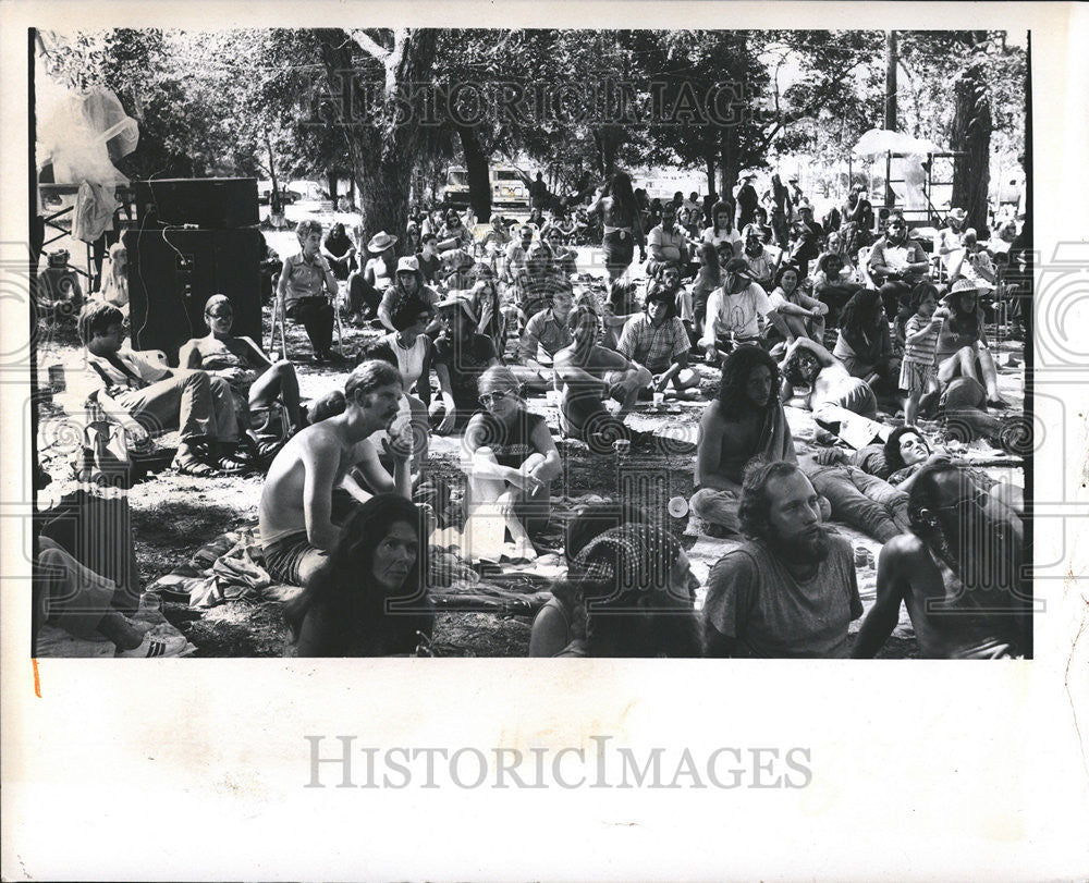 1974 Press Photo Jay Gilbert Music Festival Bluegrass Lashing Stage - Historic Images