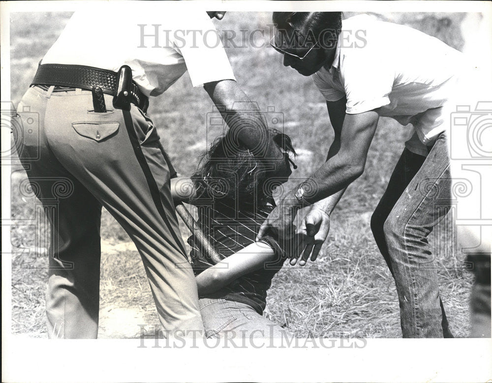 1971 Press Photo SHERIFF DEPUTY  ARREST GIRL DUSSERAH FESTIVAL SITE - Historic Images