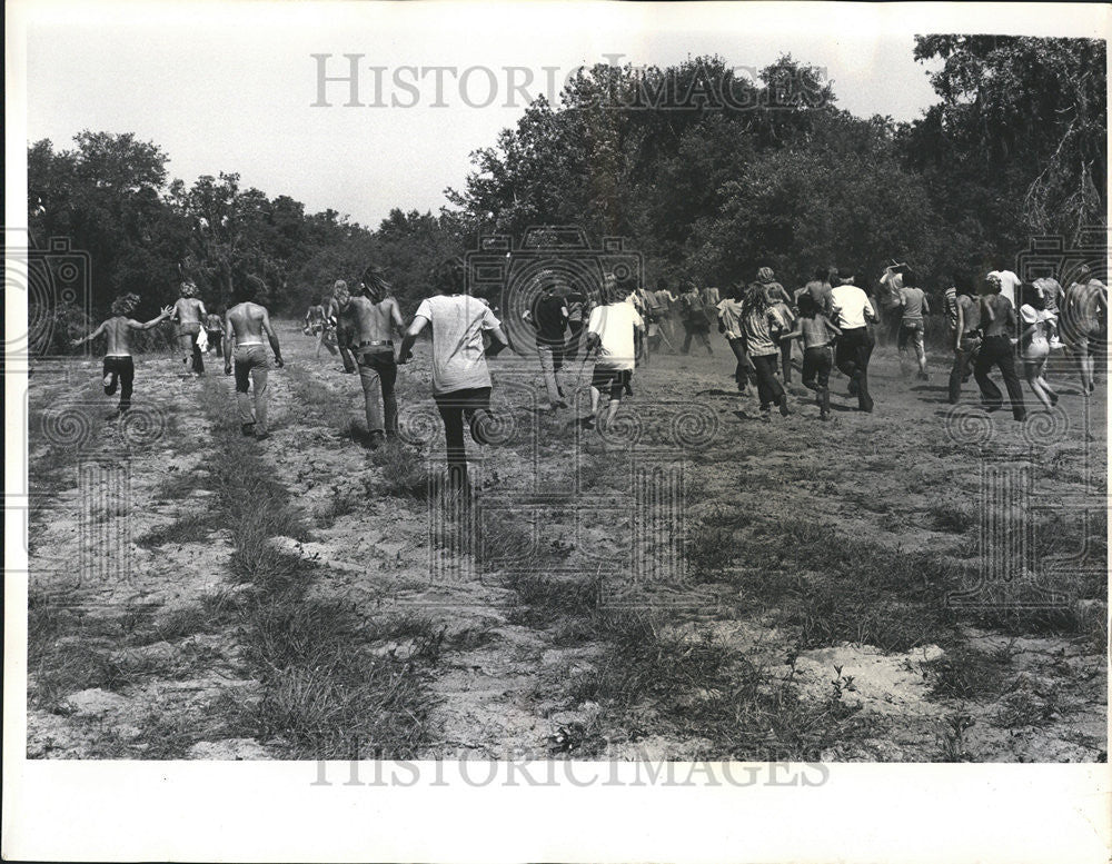 1971 Press Photo Youths Pursue the Police at the Head of the Camp Grounds - Historic Images