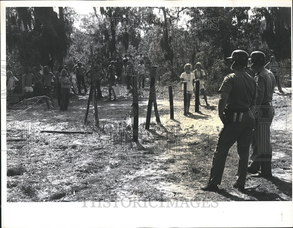 1971 Press Photo Two State Troopers dispatched to the Dusserah site - Historic Images