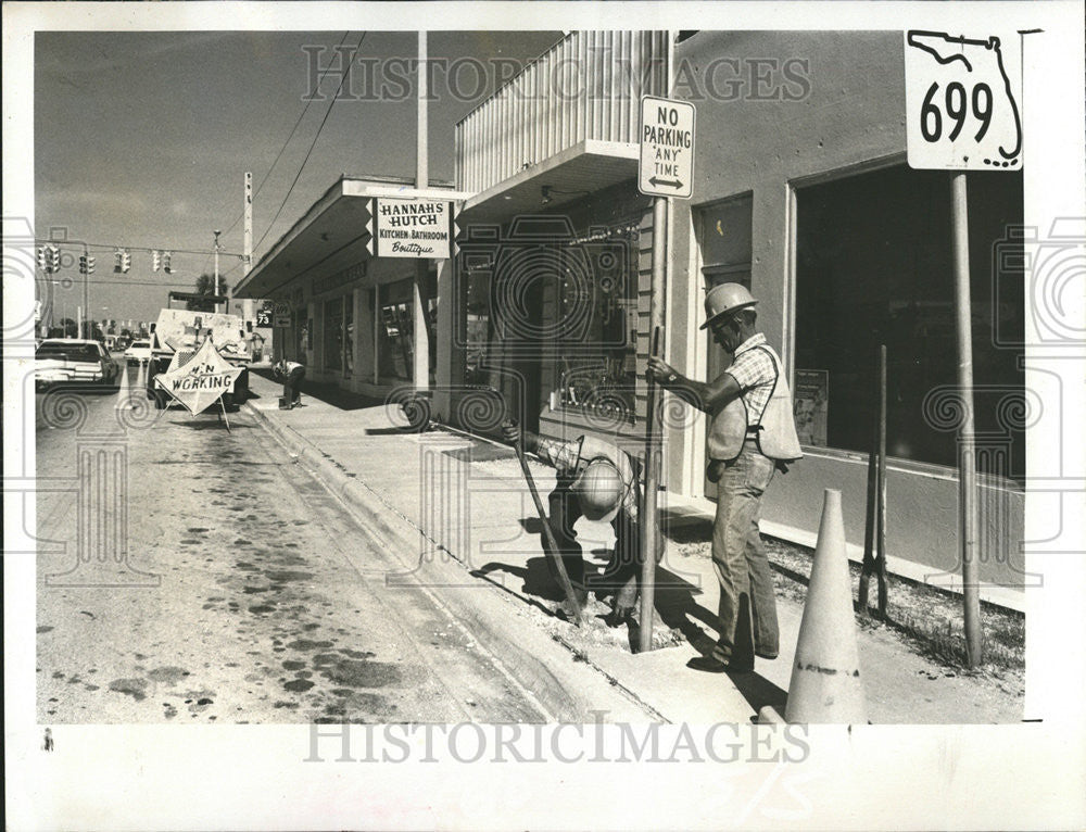 1979 Press Photo DOT workers install the &quot;no parking&quot; signs - Historic Images