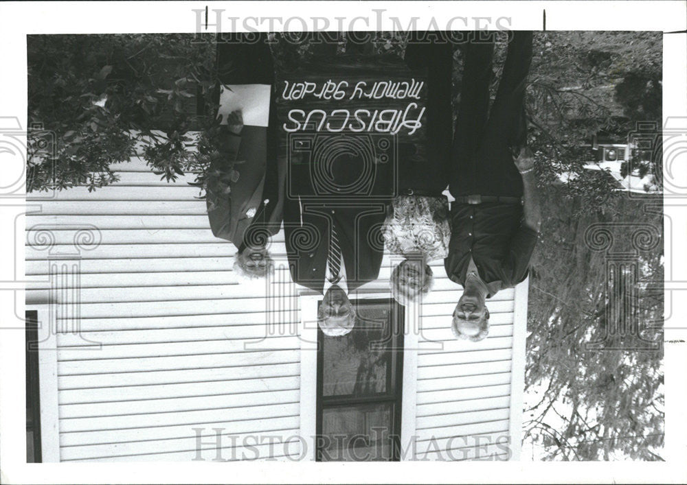 1989 Press Photo Attendees Hibiscus Memory Garden Dedication Sims Park FL - Historic Images