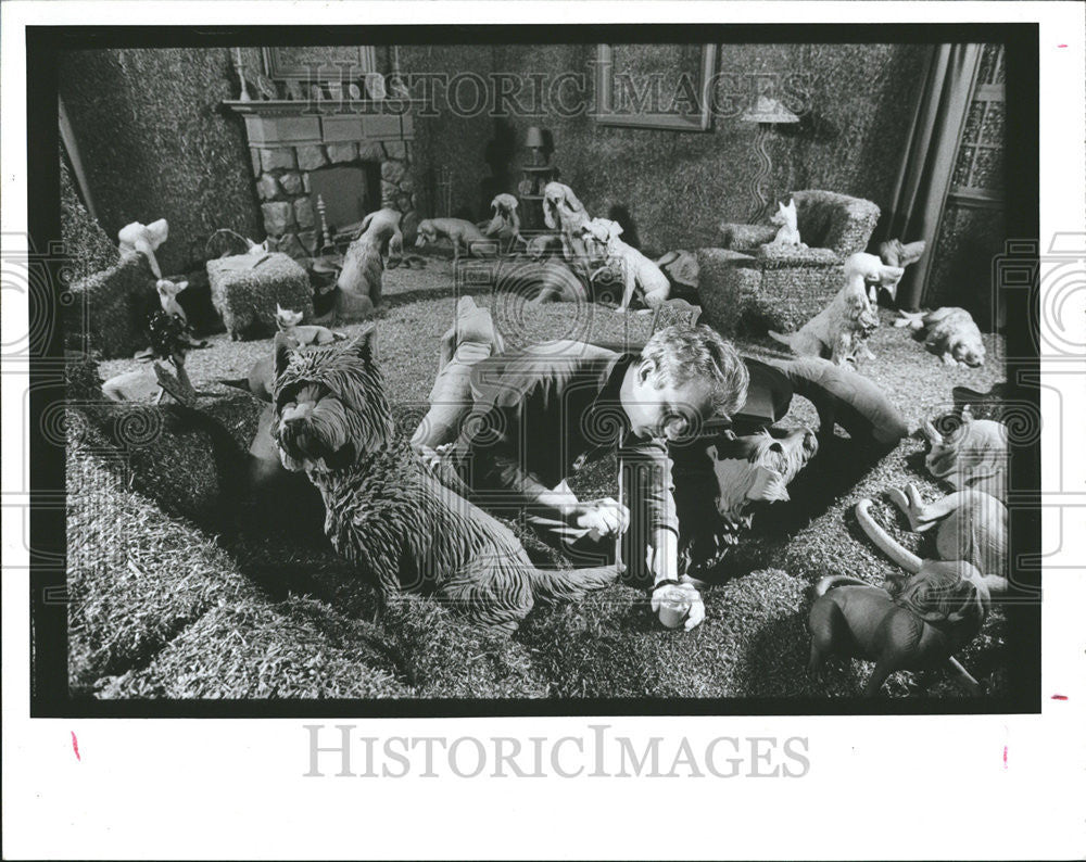 1992 Press Photo Tom Dixon puts finishing touches on the Green House - Historic Images