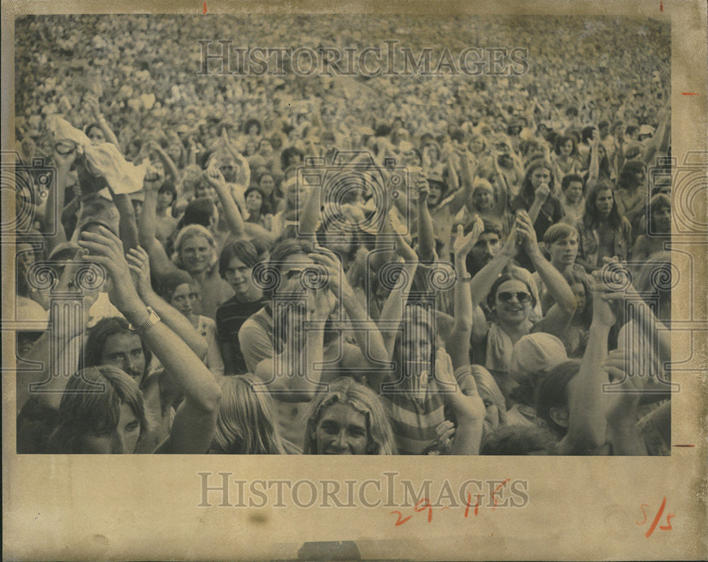 1973 Press Photo 20000 rock fans at the Yes concert in Tampa Stadium. - Historic Images