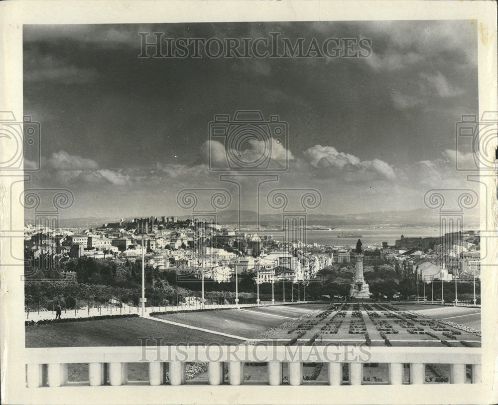 1966 Press Photo A Soft, Green Velvet Carpet Sweeps Down the Slopes of Park - Historic Images