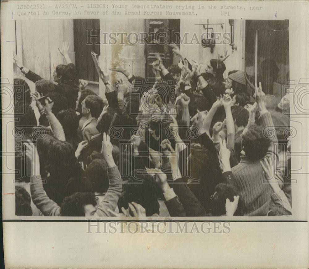 1984 Press Photo Lisbon Worker Greeted Tanks Demonstrators Wave Support - Historic Images