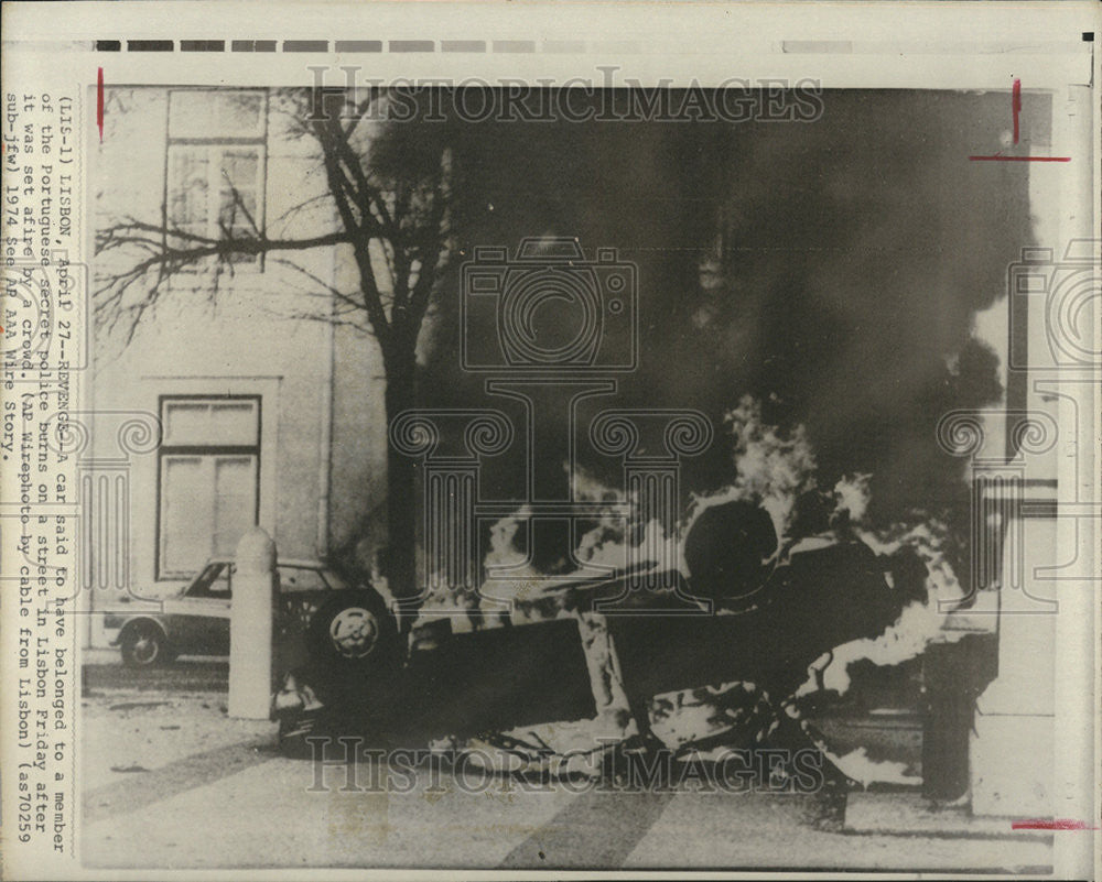 1974 Press Photo Car belonging to a member of the Portuguese secret police burn - Historic Images
