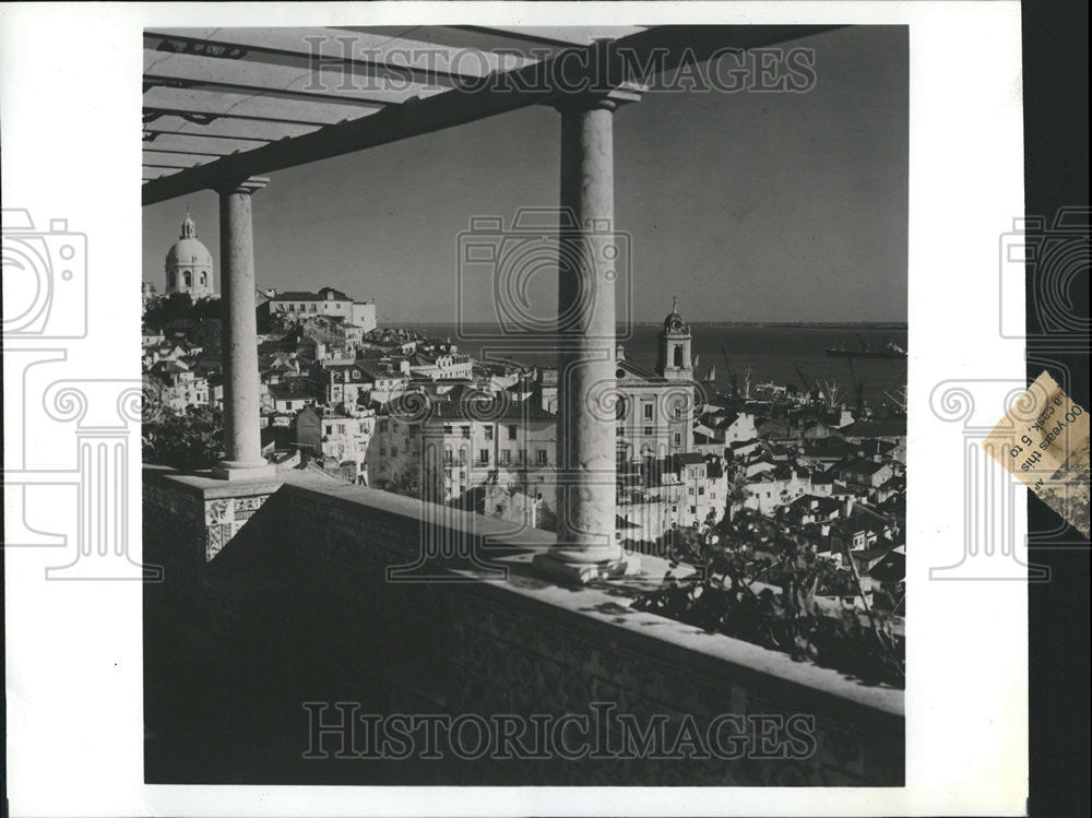 Press Photo Belvedere Santa Luzia Lisbon Tagus River Stretch Water Pastel House - Historic Images