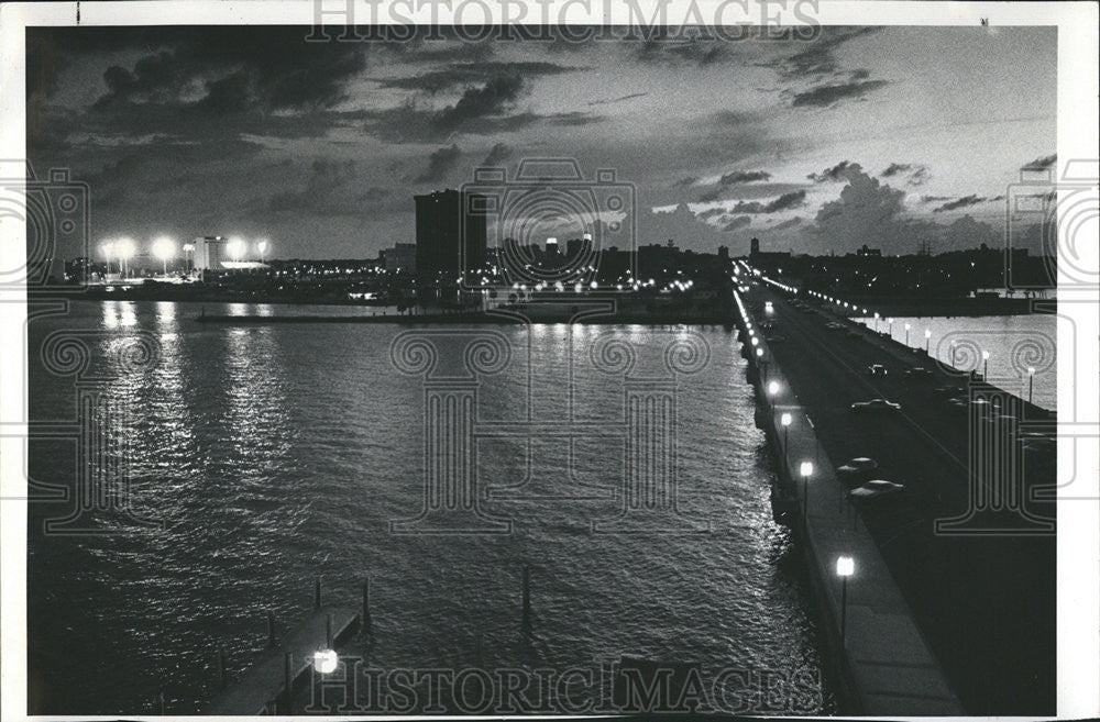 1977 Press Photo St. Petersburg skyline - Historic Images