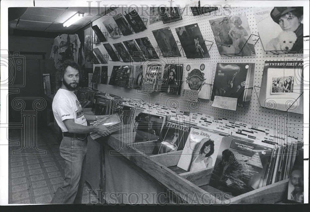 1978 Press Photo David Warnock Former Disc Jockey Owner Ragg Mopp Sells Records - Historic Images