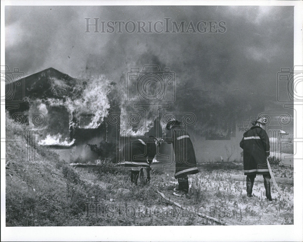 1966 Press Photo The St. Petersburg Fire Department Battles A Fire - Historic Images