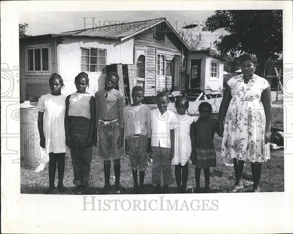 1964 Press Photo Care Family member Poverty Fred Parrish - Historic Images