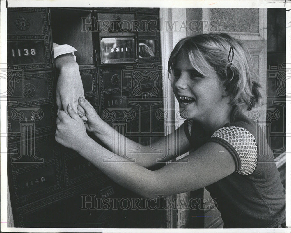 1978 Press Photo Debbie McCall St. Petersburg Open Air Post Office - Historic Images