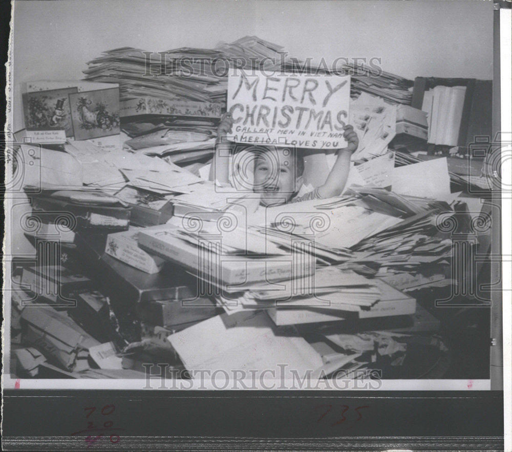 1967 Press Photo Larry Kirkwood ,Buried Christmas Mail Vietnam Columbus Georgia - Historic Images