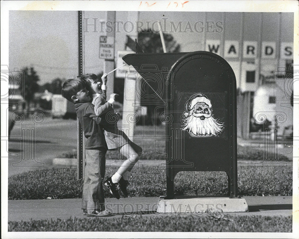 1973 Press Photo Santa Claus Spacial Box Binky Connolly Laura St Petersburg - Historic Images