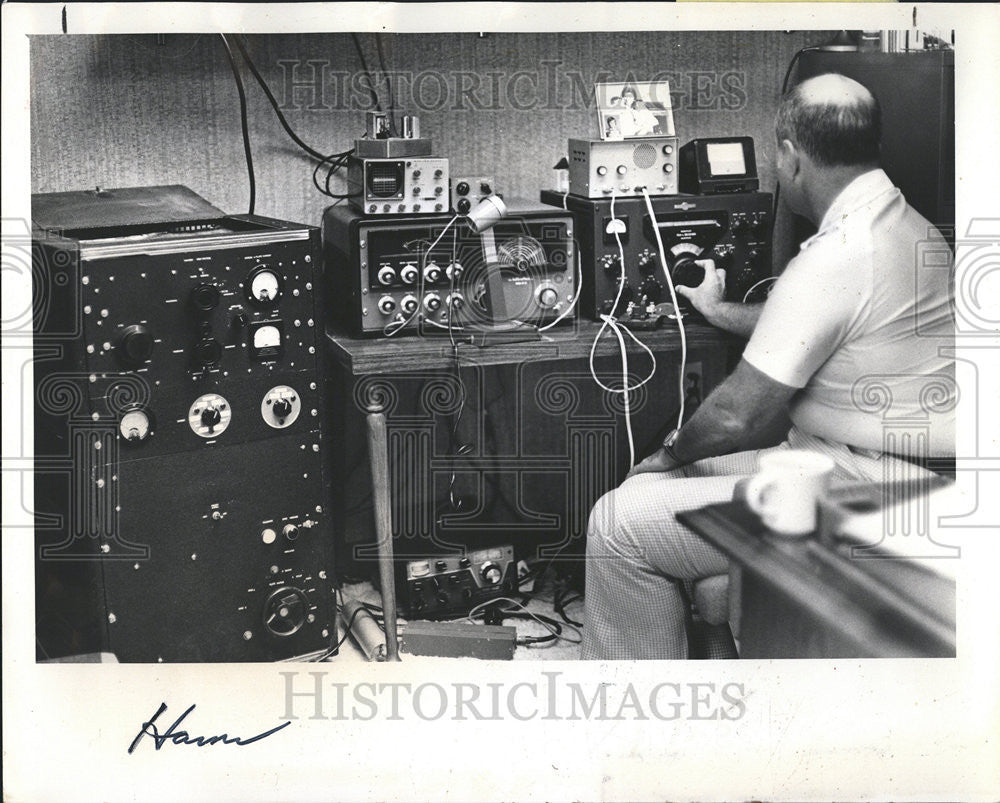 1978 Press Photo Saferstein Orthodontist office equipment Talk faraway friend - Historic Images