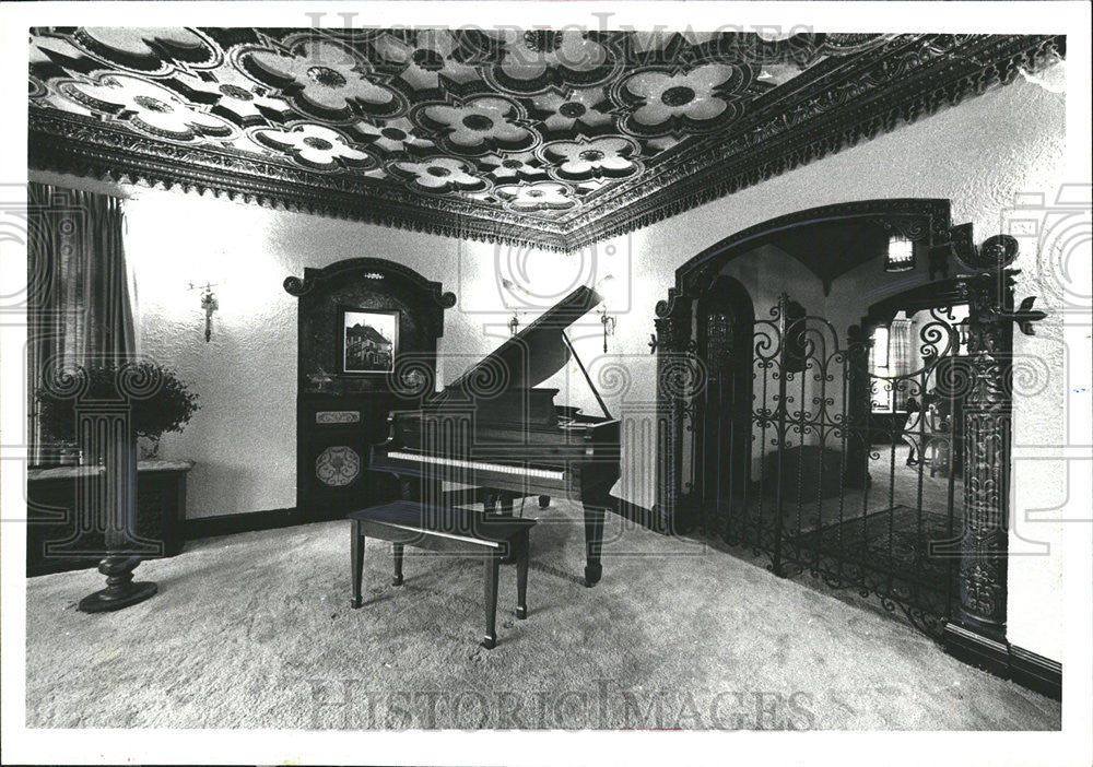 1980 Press Photo Photo Shows Original Living Room At Home of Al Ronan - Historic Images