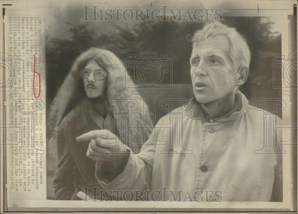 1975 Press Photo Former Roman Catholic Priest Philip Berrigan Wright Makes Point - Historic Images