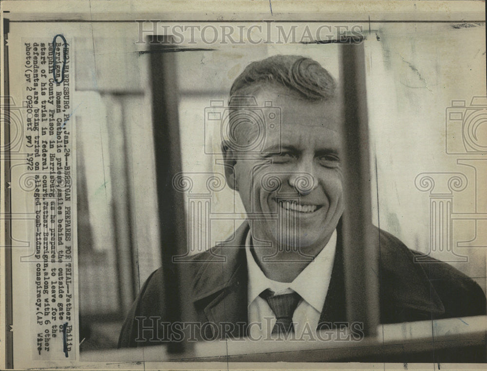 1972 Press Photo Philip Berrigan Dauphin County Prison Harrisburg - Historic Images