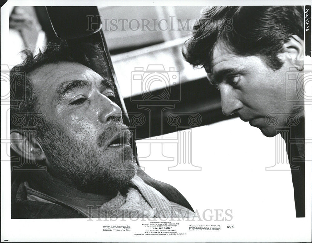 1965 Press Photo Anthony Guinn, Alan Bates In Zorba The Greek - Historic Images