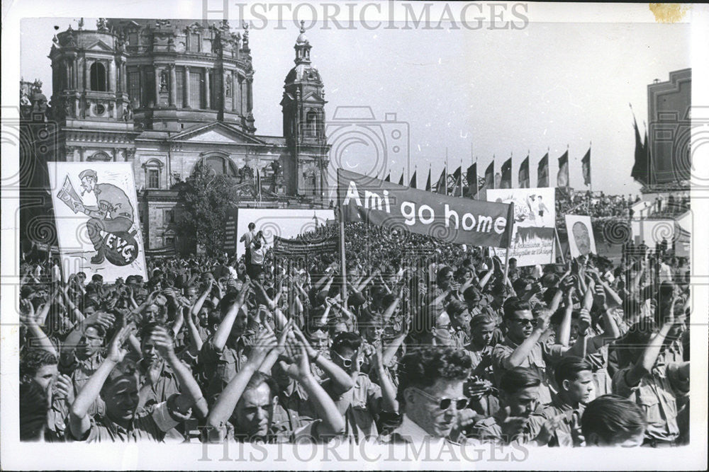 1954 Press Photo Anti-American - Historic Images