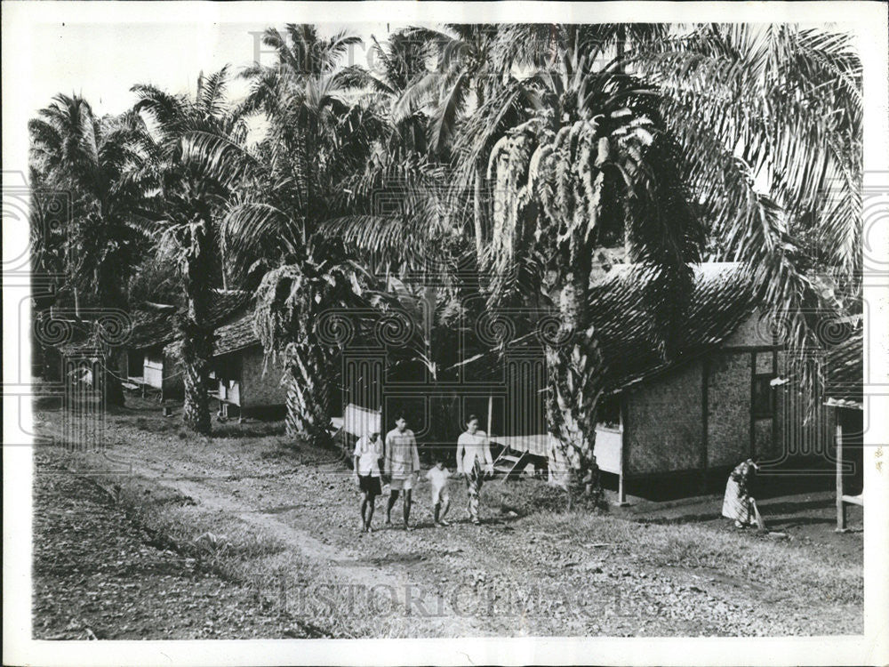 1942 Press Photo Natives Who Work Plantation Lives Quarters Like - Historic Images