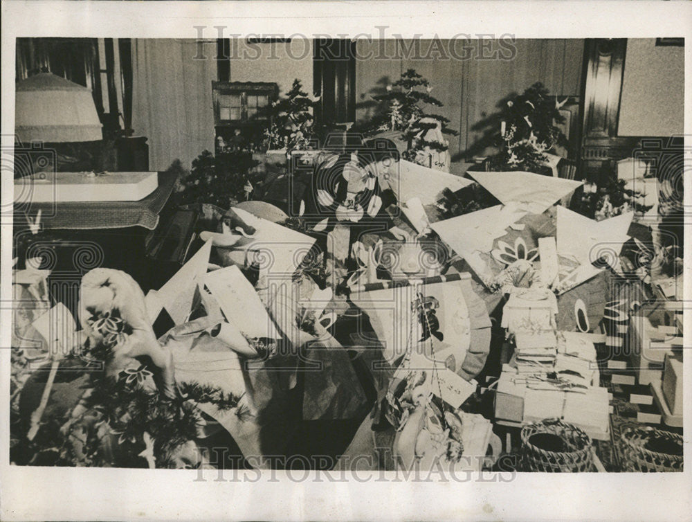 1937 Press Photo A Japanese Bride-To-Be is Happy in the Midst of Presents - Historic Images