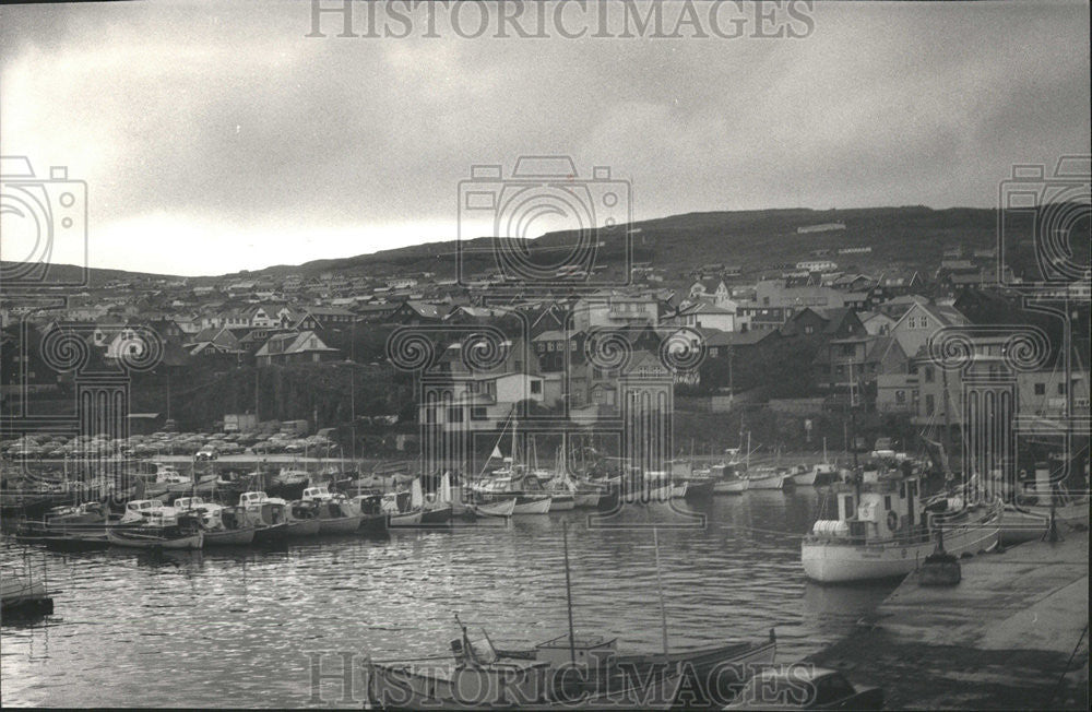 1986 Press Photo Torshavn Faeroe Island Fishing boats Lutheran Baptist Church - Historic Images