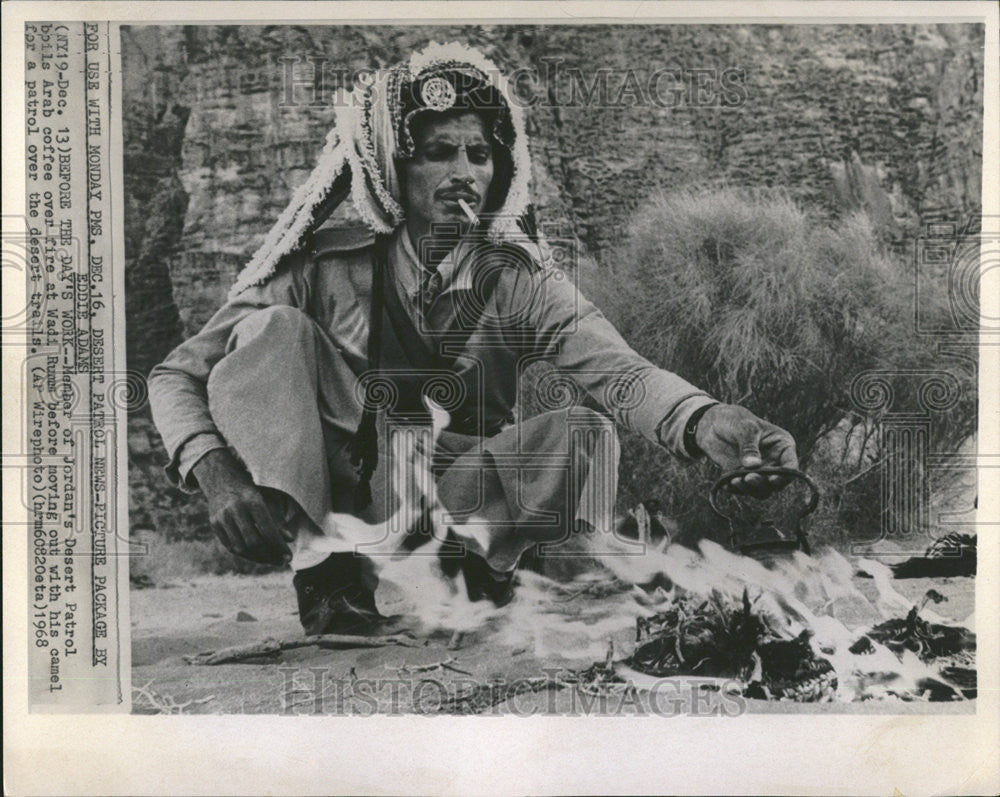 1968 Press Photo Member of Jordan&#39;s Desert Patrol Boils Arab Coffee Over Fire - Historic Images