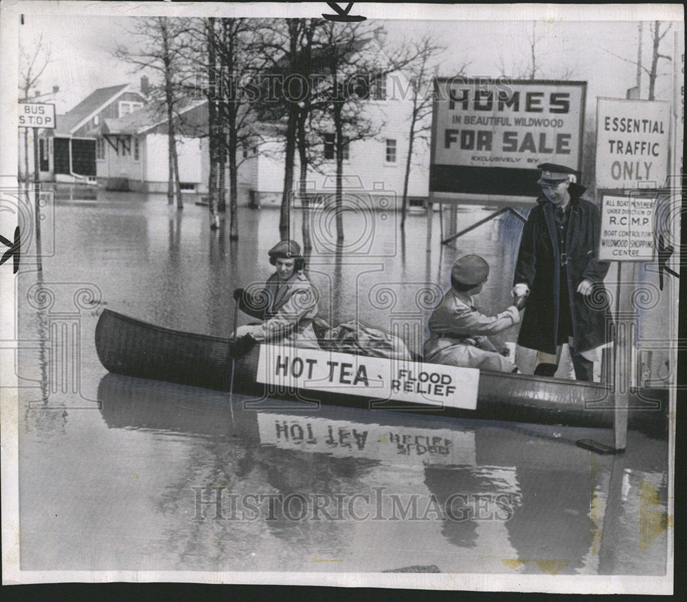 1950 Press Photo Red Cross worker - Historic Images