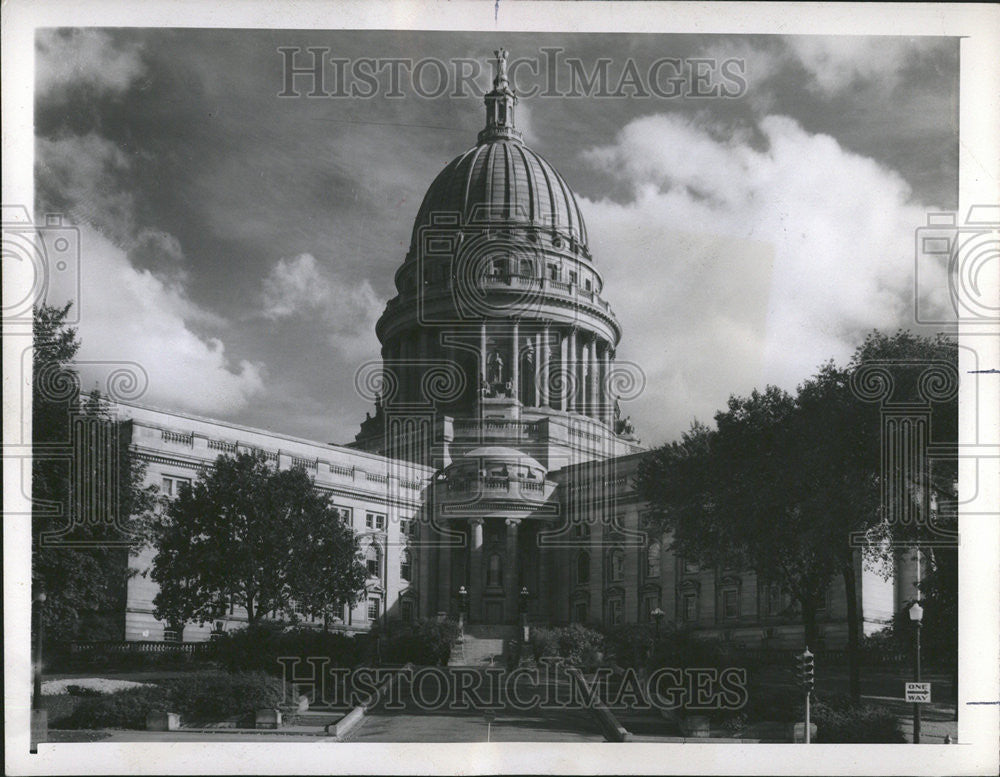 1945 Press Photo Wisconsin Madison June Capitol State - Historic Images