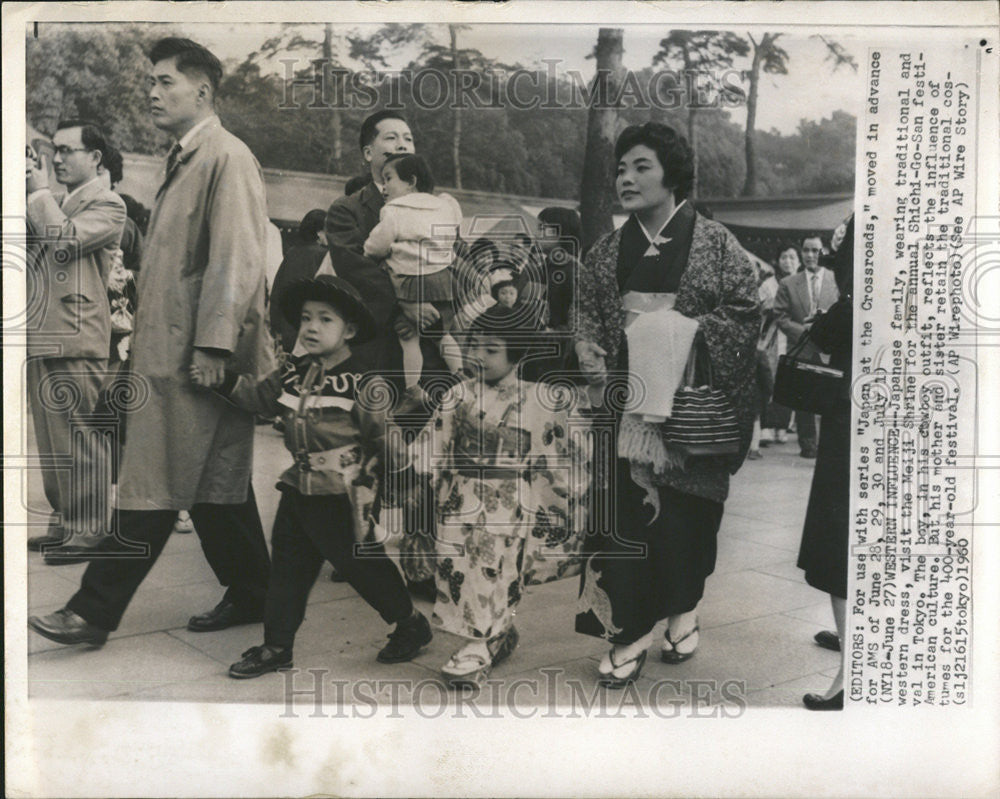 1960 Press Photo Shichi-go-san Festival Tokyo Japanese Family Western Dress - Historic Images