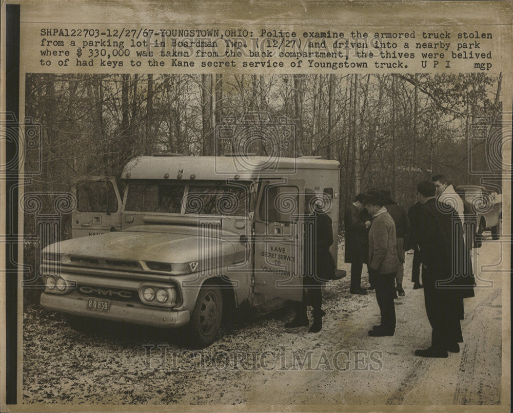 1967 Press Photo Police Examine Armored Truck Stolen from Boardman Township Lot - Historic Images