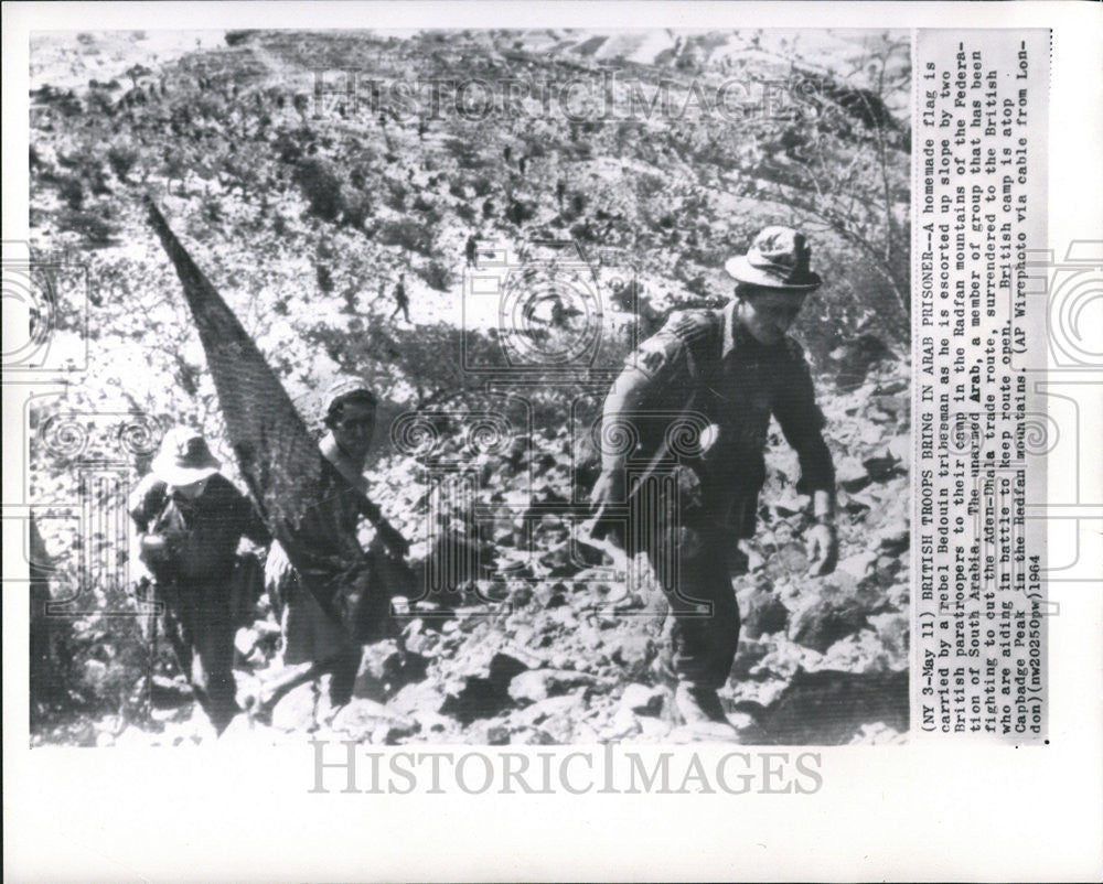 1964 Press Photo British Troops Take Prisoner - Historic Images