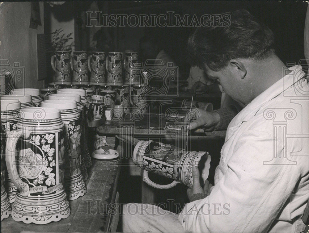 1965 Press Photo artist decorates ceramic beer steins westward factory Germay - Historic Images