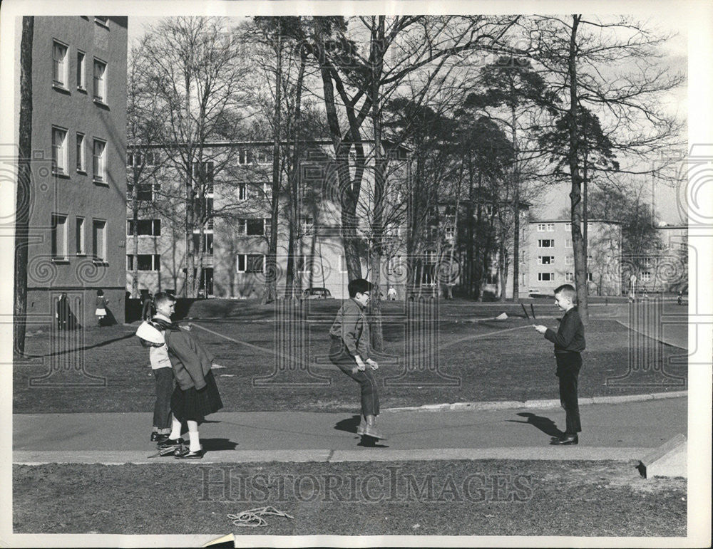 1965 Press Photo American German Department Children Servicemen Station Berlin - Historic Images