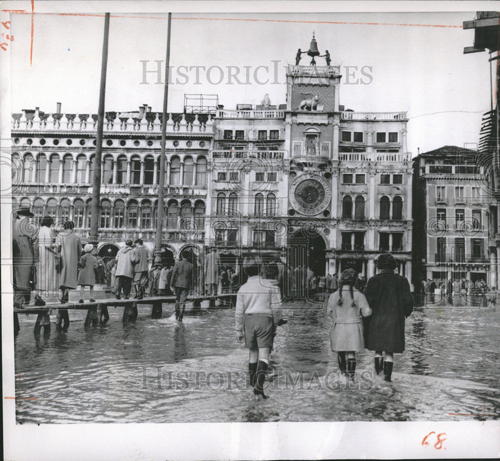 1954 Press Photo St Mark Cathedral Wooden Venice Gondolas canals Street resident - Historic Images