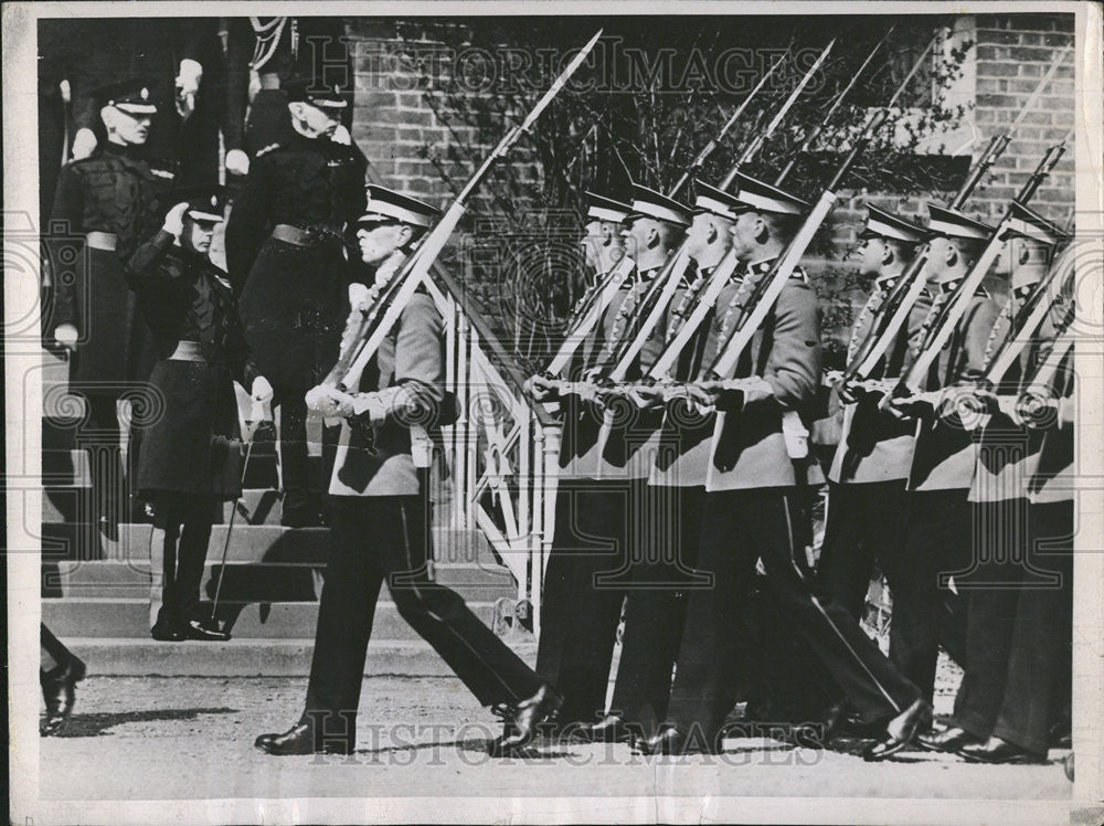 1936 Press Photo Majesty Victoria barrack Hindsor March Battalion - Historic Images