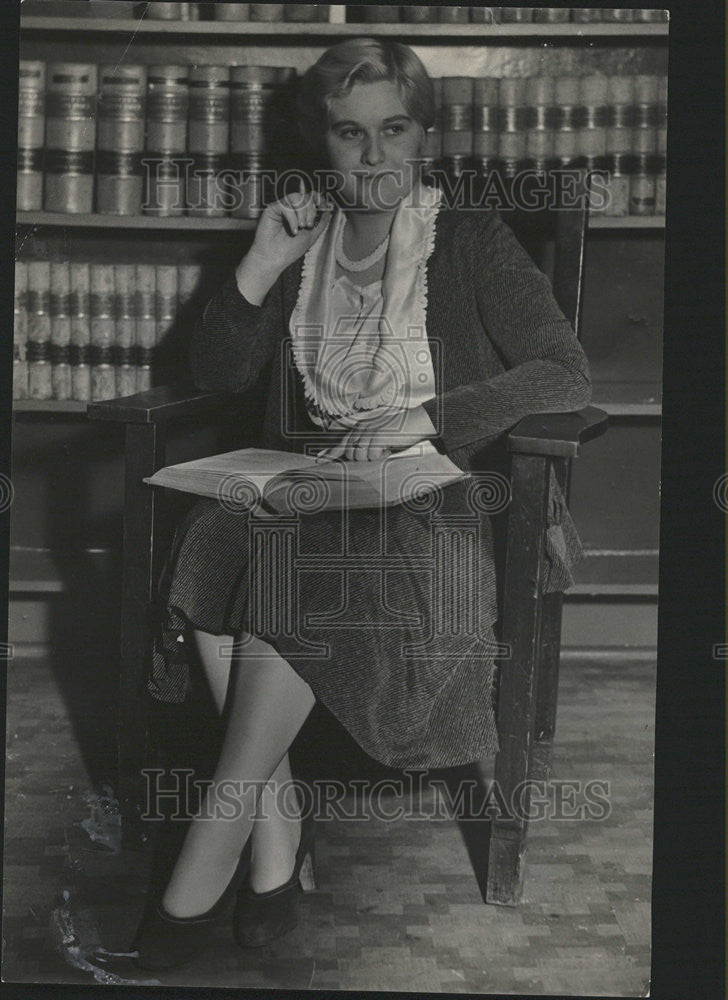 Press Photo Frances Faunenbaum In Law School - Historic Images